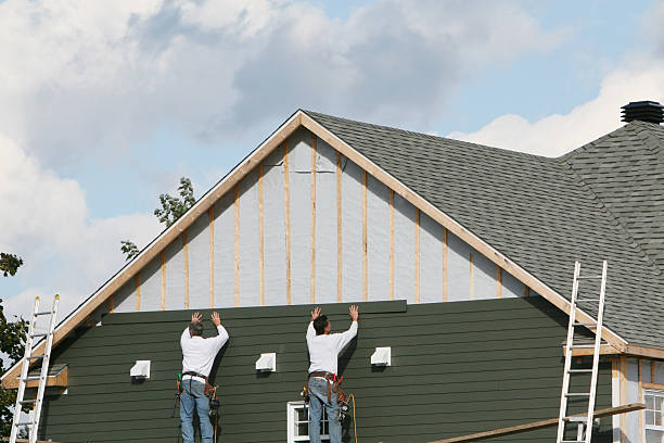 Professional Vinyl Siding technician working in Litchfield, IL